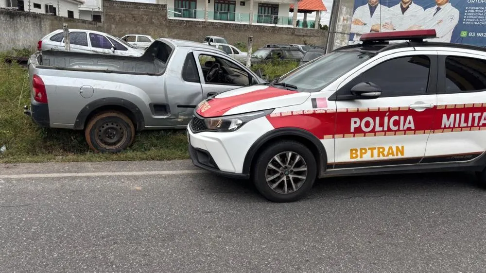 BPTran recupera carro roubado e prende motorista em flagrante em Quixaba
