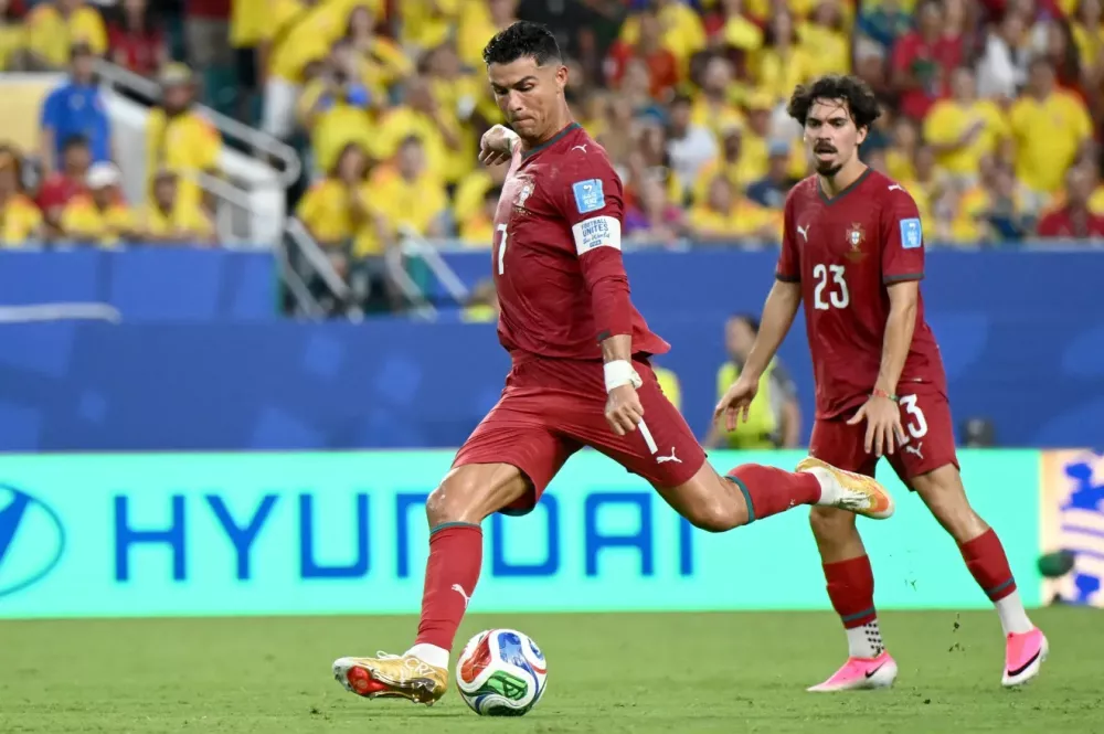 Cristiano Ronaldo passa em branco, e Portugal escapa da derrota para a Colômbia por 'um bico da chuteira'