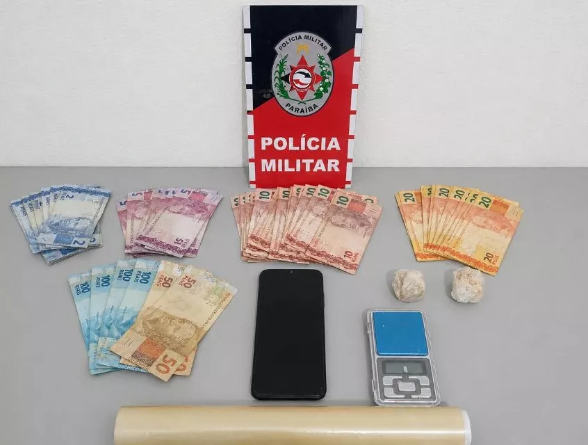 Jovem é preso por tráfico de drogas durante patrulhamento da Polícia Militar em Santa Luzia