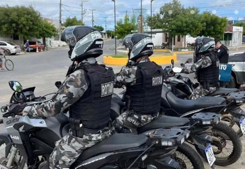 Homem com mandado de prisão por roubo é preso pelo ROTAM após tentar fugir por telhados de casas no bairro Liberdade, em Patos