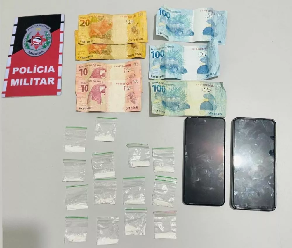 Dupla tenta fugir da PM, mas acaba presa com cocaína pronta para venda em Patos