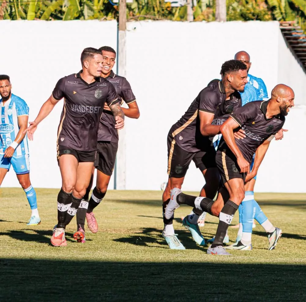 Treze perde para o Crac, em jogo paralisado por supostas ofensas raciais