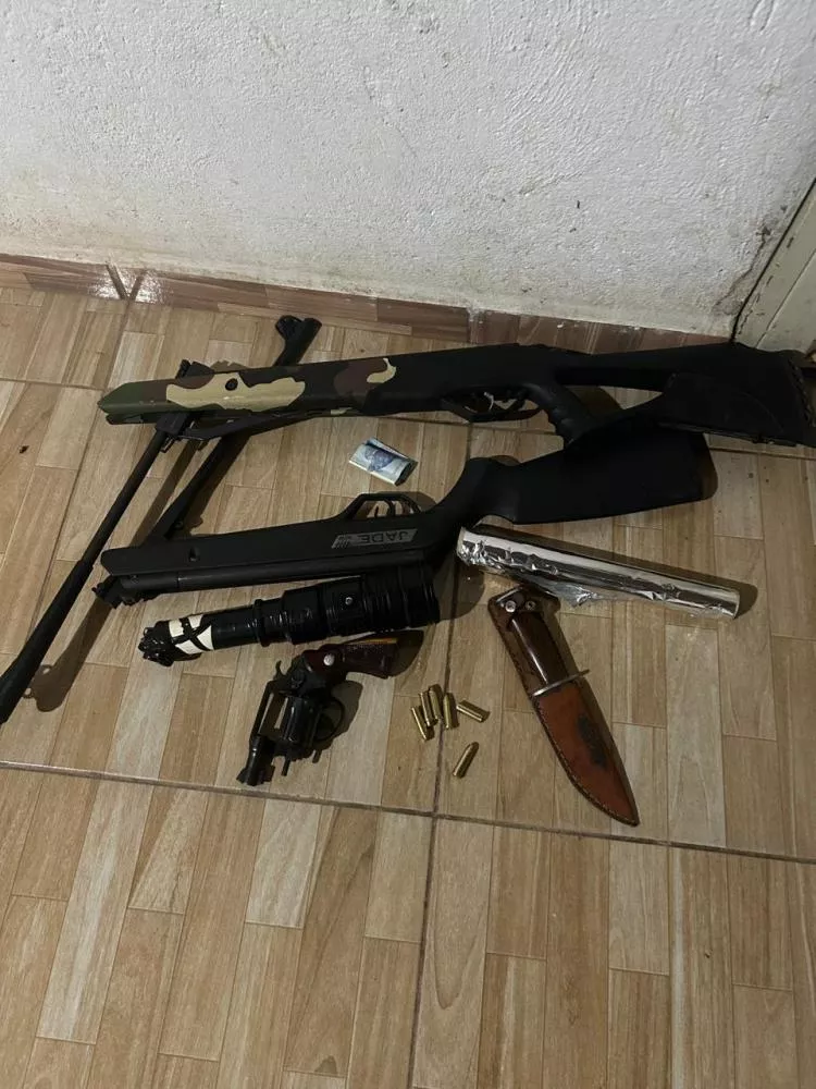 PM prende homem por violência doméstica, descumprimento de medida cautelar e posse irregular de armas, em São Mamede