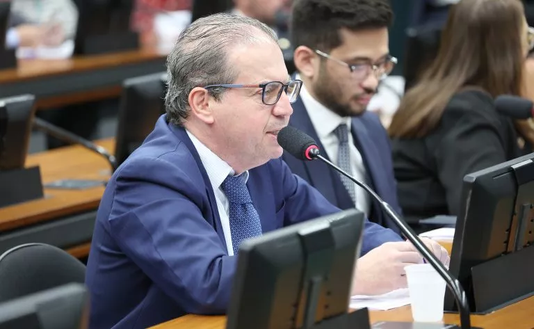 Comissão da Câmara aprova PEC que altera cálculo do IPVA; proposta ainda será analisada
