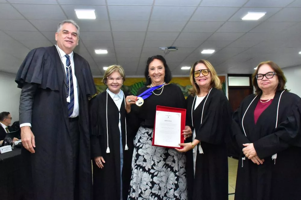 Desembargadora Maria das Graças recebe Medalha Helena Alves e diploma, na Comarca de Patos