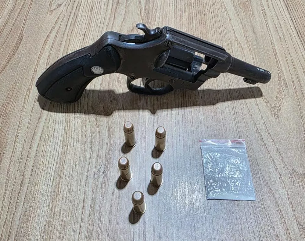 Homem é preso com revólver e porção de cocaína durante abordagem da PM no bairro Bivar Olinto, em Patos