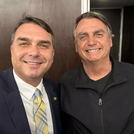 Moraes suspende visita de Flávio a Bolsonaro e dá 48h para explicar carta