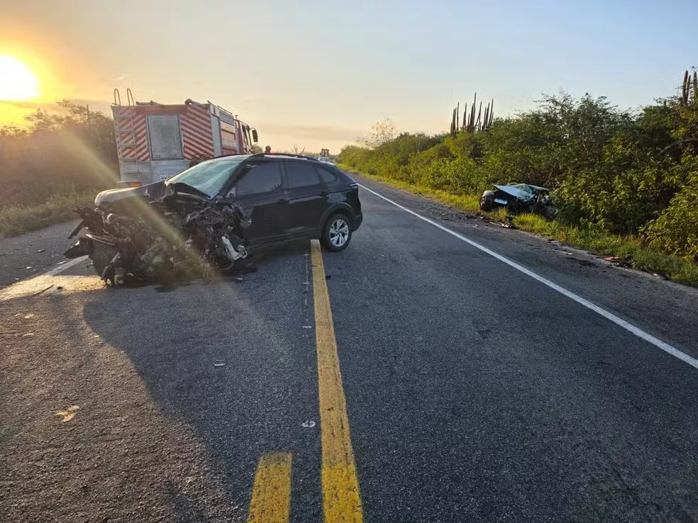 Colisão frontal entre dois carros deixa um morto e dois feridos na BR-230, em Soledade