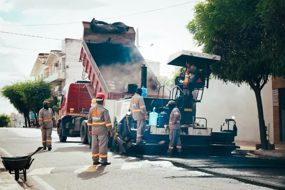 Prefeitura de Patos inicia recapeamento asfáltico da Rua Felipe Camarão e alerta para mudança de trânsito, nesta terça (14)