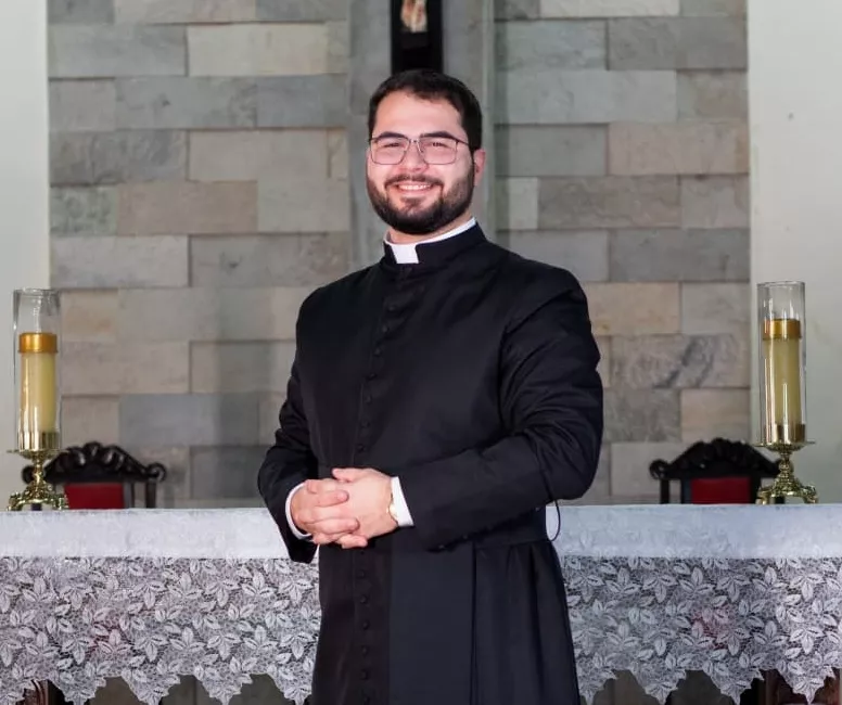 Diocese de Patos convida fiéis para ordenação diaconal do seminarista José Vinícius