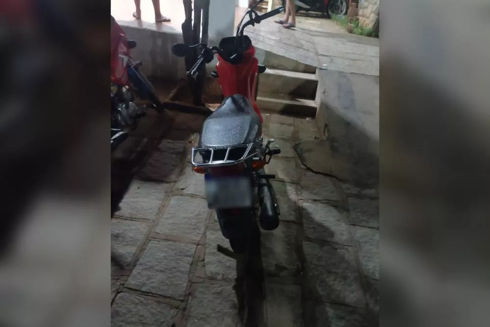 Condutor sem CNH é preso por direção perigosa após empinar motocicleta e colocar pedestres em risco no Jatobá, em Patos