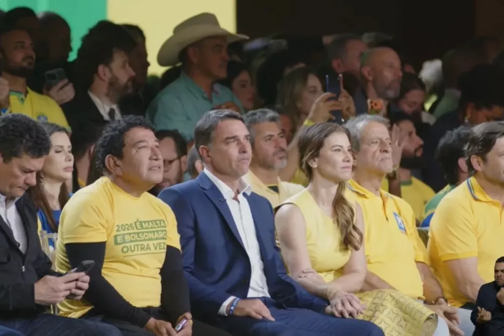 Em convenção que oficializou candidatura à presidência, Flávio diz que Bolsonaro é “vítima da maior farsa” que país já viveu