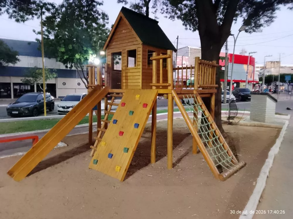Prefeitura amplia manutenção de praças e canteiros em Patos