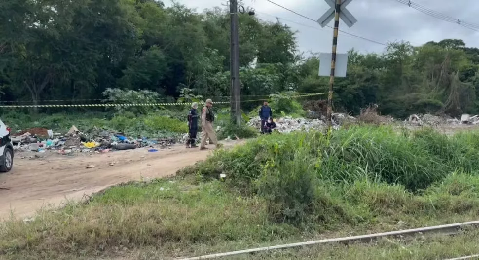 Jovem é encontrado morto com as mãos amarradas às margens da linha férrea, em João Pessoa
