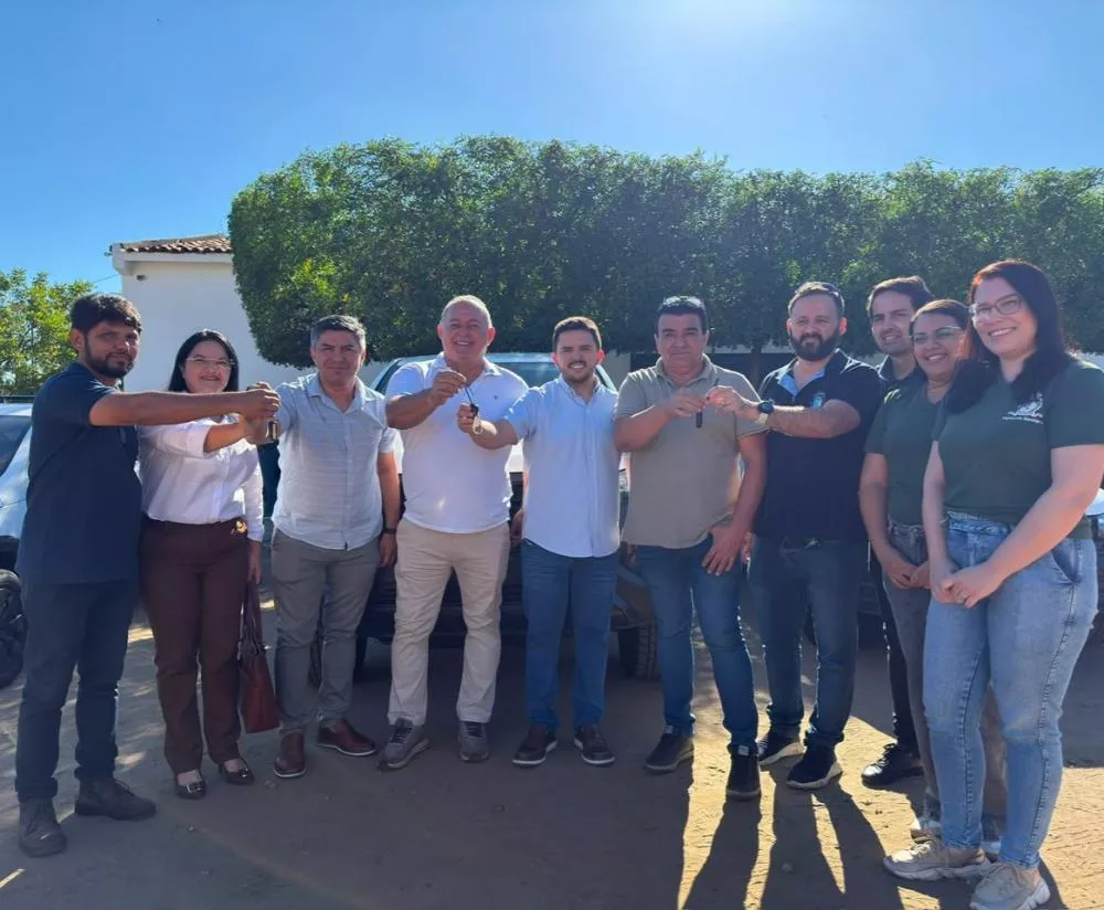 Prefeitura de Patos entrega três novos veículos para reforçar os serviços de saúde, infraestrutura e serviços públicos