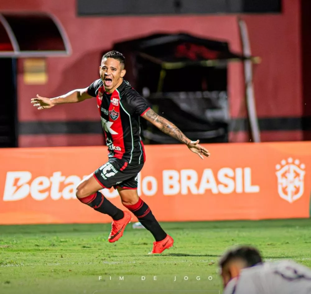 Vitória aproveita falhas do goleiro Santos, faz 4 a 0 no Athletico-PR e avança na Copa do Brasil