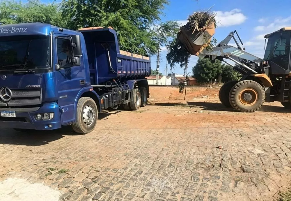 Secretaria realiza limpeza, manutenção e serviços de iluminação em vários bairros de Patos