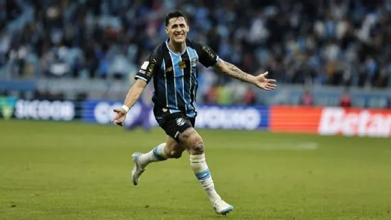 Pavón marca de falta pelo segundo jogo seguido, Grêmio vira contra o São Paulo e 'alivia' Luís Castro no Brasileirão