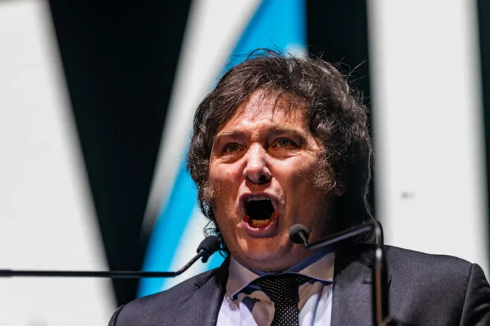 “Corrupto e criminoso”: Milei republica publicação com críticas a Lula