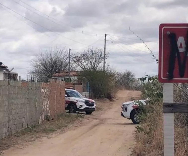 Dois homens são conduzidos à delegacia após denúncia de pichação em placas públicas em Várzea