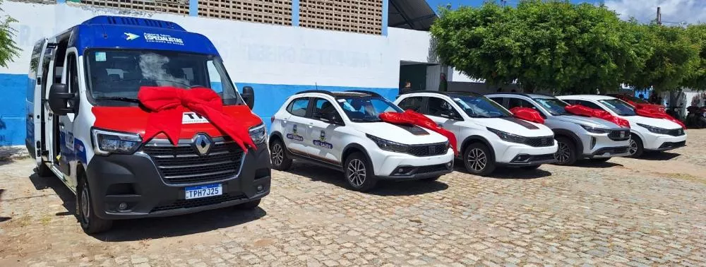 Prefeitura de Santa Terezinha faz a entrega de seis transportes e renova a frota do Município 