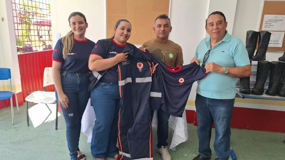 Prefeitura de Santa Terezinha entrega novos uniformes aos servidores do SAMU