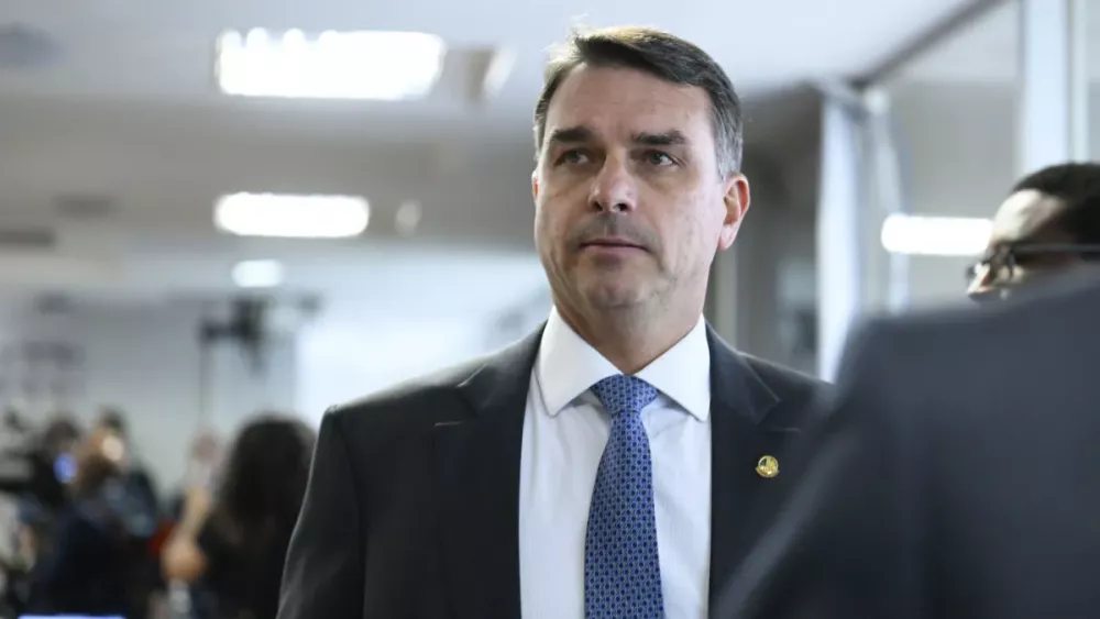 Flávio Bolsonaro aparece filiado ao Missão e não consegue registrar candidatura