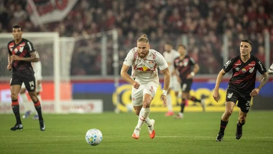 Athletico-PR sai atrás, mas busca empate contra o Red Bull Bragantino no Brasileirão