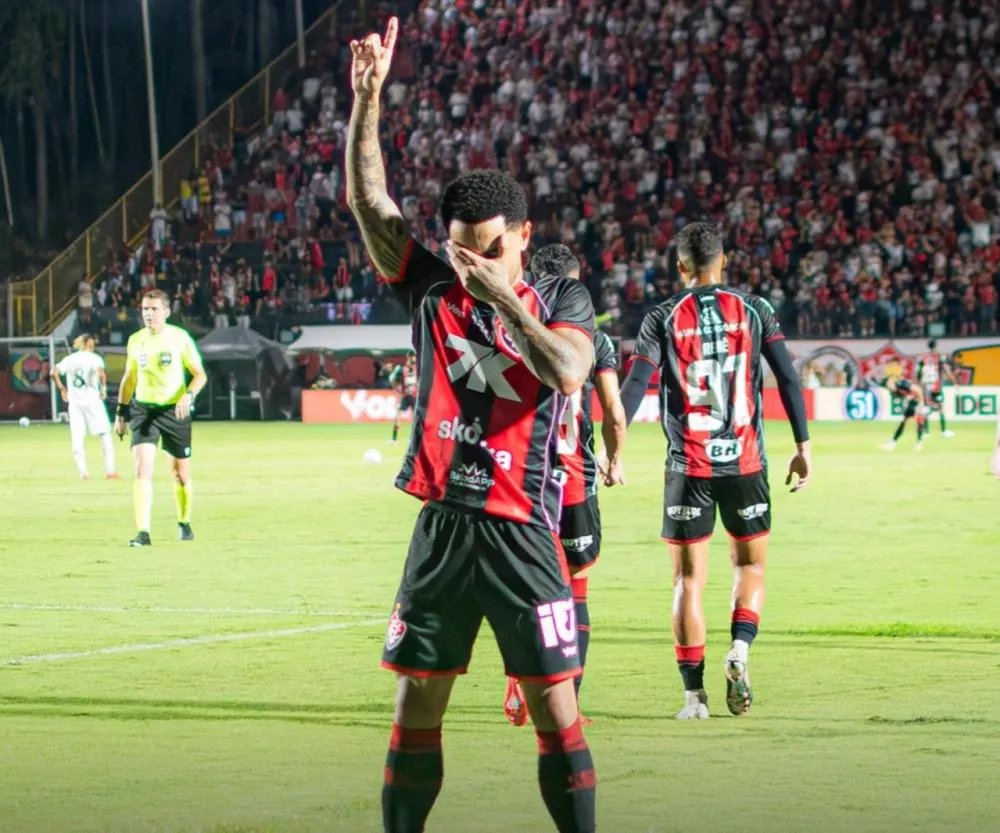 Em jogo com pênalti e gol anulado, Vitória supera Botafogo pelo Brasileirão e aumenta 'crise' no adversário