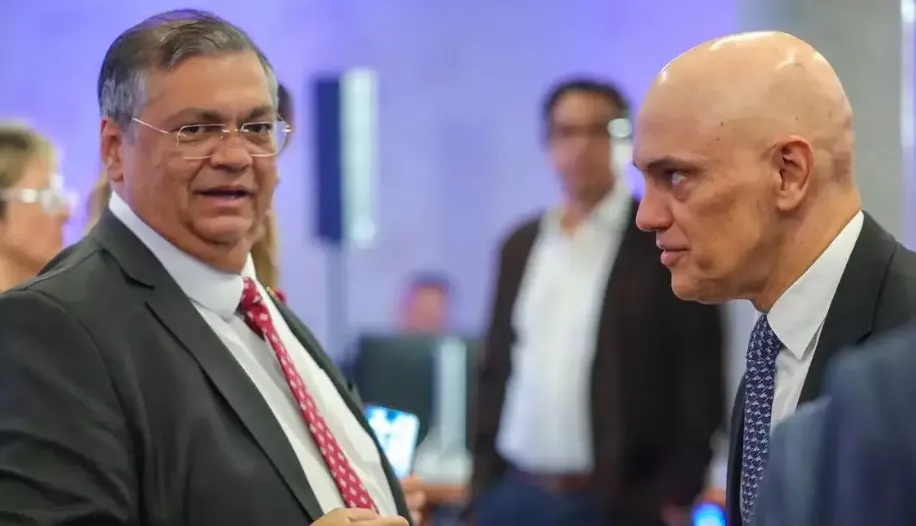 Os ministros Flávio Dino e Alexandre de Moraes, do STF, em seminário sobre redes sociais (Fabio Rodrigues-Pozzebom/Agência Brasil) Leia mais em: https://veja.abril.com.br/coluna/maquiavel/dino-e-a-suspeita-sobre-moraes-perecera-como-ondas-que-quebram-na