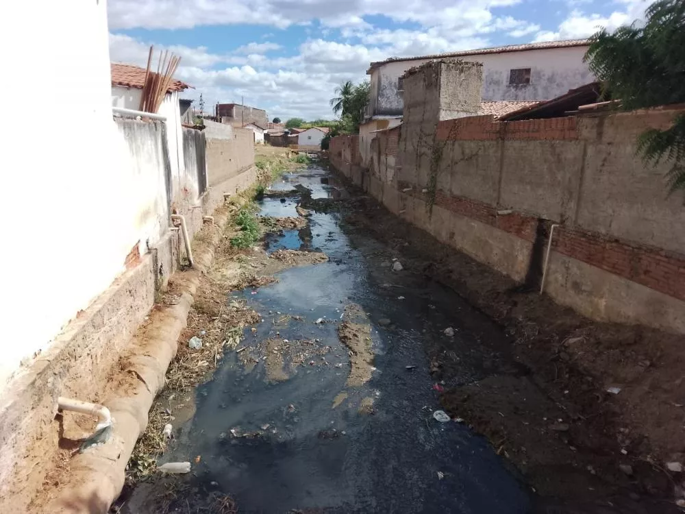 Prefeitura avança na limpeza de canais de águas pluviais em Patos