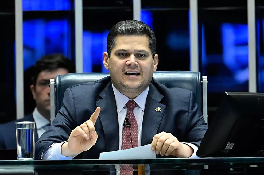 Alcolumbre envia PEC do fim da escala 6x1 para CCJ do Senado