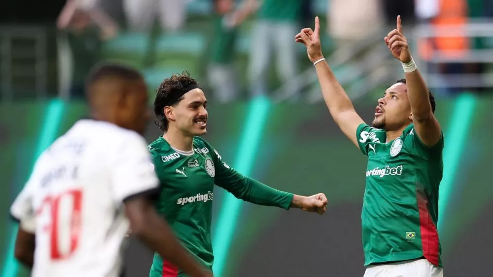 Palmeiras acorda no 2º tempo, vence o Vasco e aumenta vantagem na liderança do Brasileirão