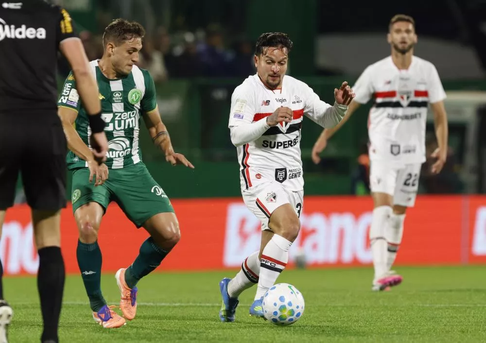 São Paulo perde para a Chapecoense, aumenta jejum no Brasileirão e segue perto da zona de rebaixamento