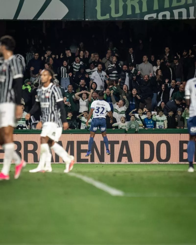 Com time misto, Corinthians perde para o Coritiba e fica distante do G-5 do Brasileirão