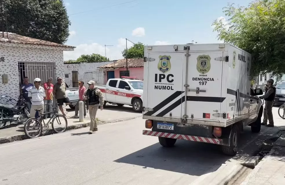 Mulher é morta a tiros após criminosos invadirem casa em Pedras de Fogo