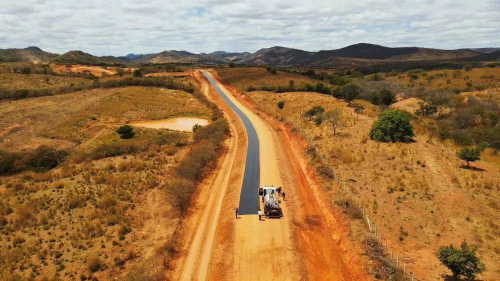 Pavimentação de estrada beneficiará mais de 82 mil habitantes na região sertaneja 