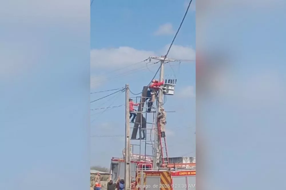 Eletricista sofre descarga elétrica e fica preso a poste na zona rural de Cajazeiras