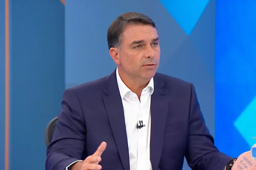 Em sabatina na Globo, Flávio nega irregularidades envolvendo Vorcaro em filme sobre Bolsonaro e diz: “contrato não cabe a mim“