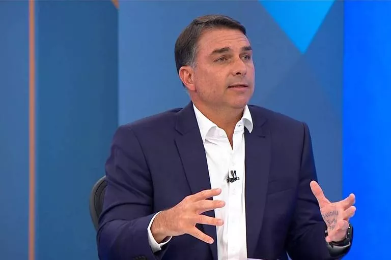 Em sabatina, Flávio Bolsonaro promete “tesouraço” nos impostos para recuperar poder de compra de quem recebe salário mínimo