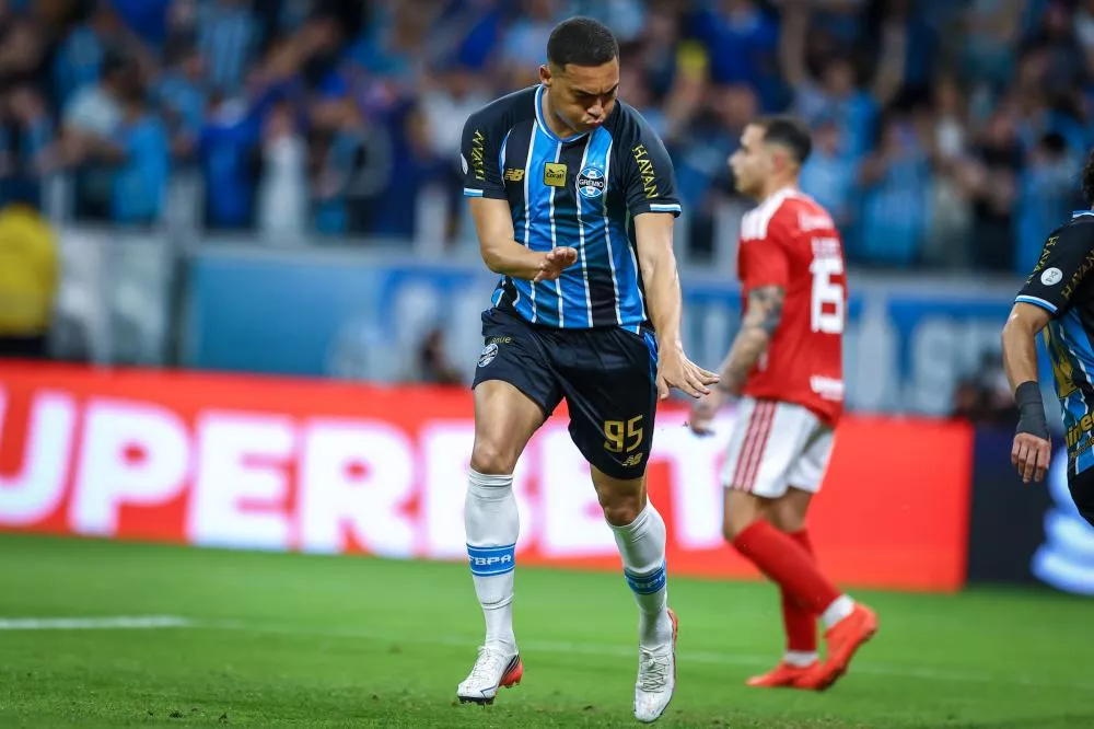 Grêmio vence Internacional, se classifica à semifinal da Copa do Brasil e faz crise trocar de lado