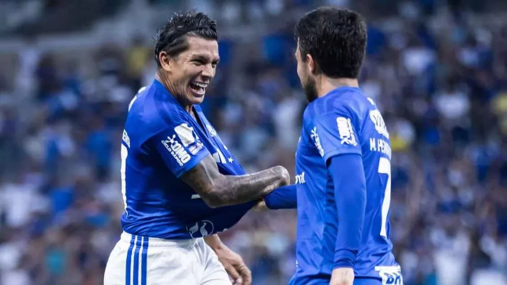 Cruzeiro 'faz as pazes' após protesto da torcida, vence no Mineirão e acaba com sequência invicta do Athletico-PR no Brasileirão