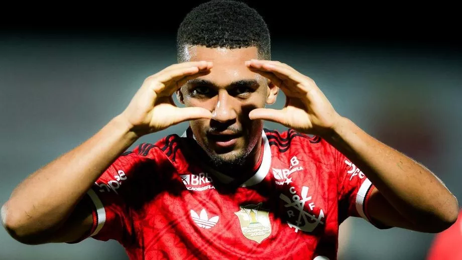 Sob temporal, Flamengo vence o Remo e 'seca' o Palmeiras para ser o novo líder do Brasileirão