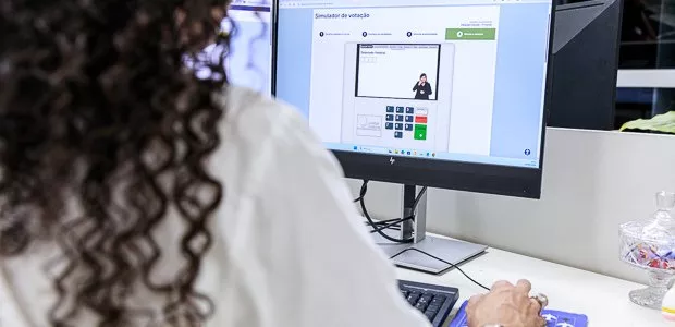 Justiça Eleitoral disponibiliza simulador para eleitor treinar votação antes das Eleições 2026