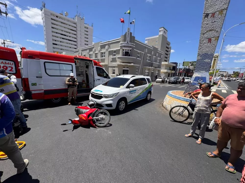 Motociclista fica ferida após colisão com carro no Centro de Patos