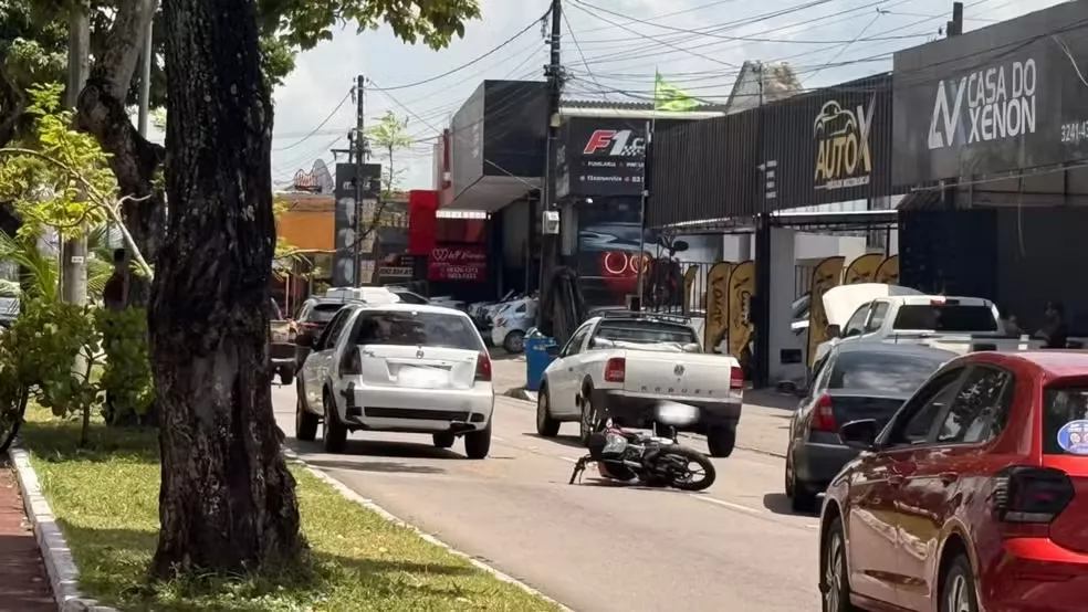 Mulher de 53 anos fica em estado grave após colisão entre moto e carro em João Pessoa