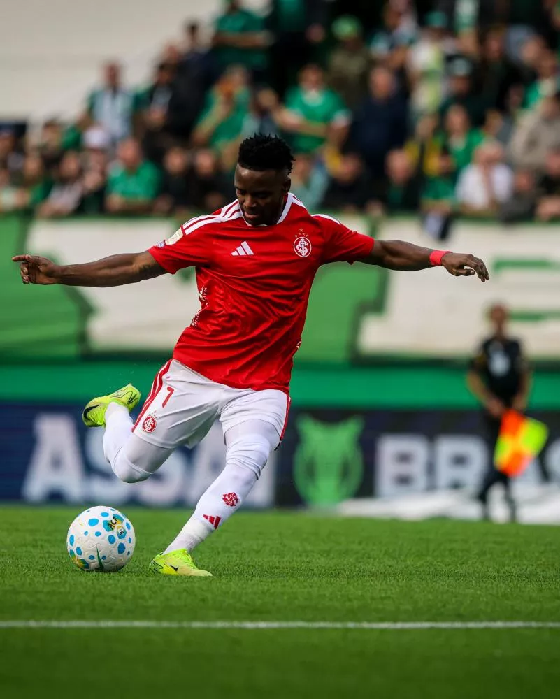 Internacional vence Chapecoense com golaço de Bruno Henrique e falha bizarra, mas segue no Z-4 do Brasileirão