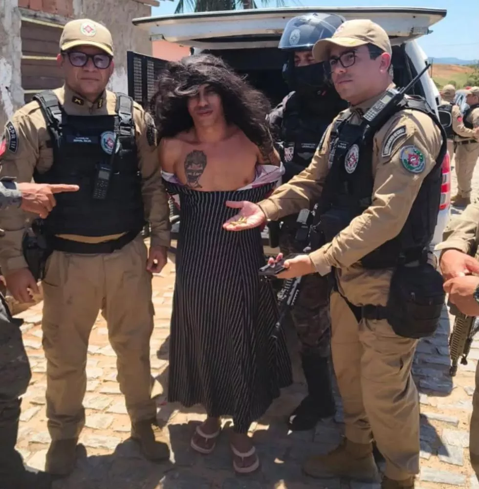 Criminoso procurado por homicídios é preso usando roupas femininas e com criança no colo para tentar despistar a polícia na Paraíba