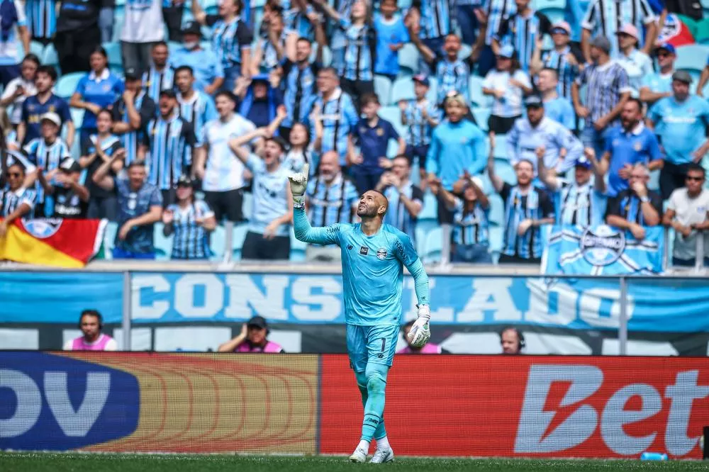 Weverton faz valer 'lei do ex', e Grêmio e Palmeiras ficam em empate ruim para os dois na reestreia de Renato