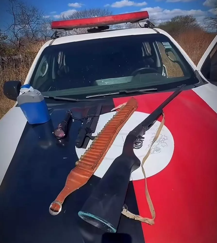 Homem é preso com espingarda e 31 cartuchos após perseguição na zona rural de Coremas